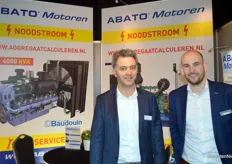 Daan Preijde en Geert van Empel op de foto met een echte Baudouin motor in de stand bij Abato Motoren.